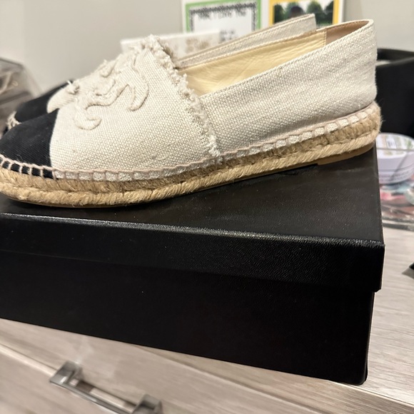 Chanel Ivory/black slides - Picture 4 of 4